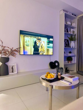 Fuzzi - Downtown modern 1BR near BuiVien walking street SOHO